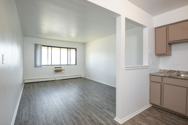 Seaway Terrace Apartments in Milwaukee, WI - Building Photo - Interior Photo