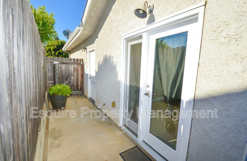 9492 Darling Rd in Ventura, CA - Building Photo