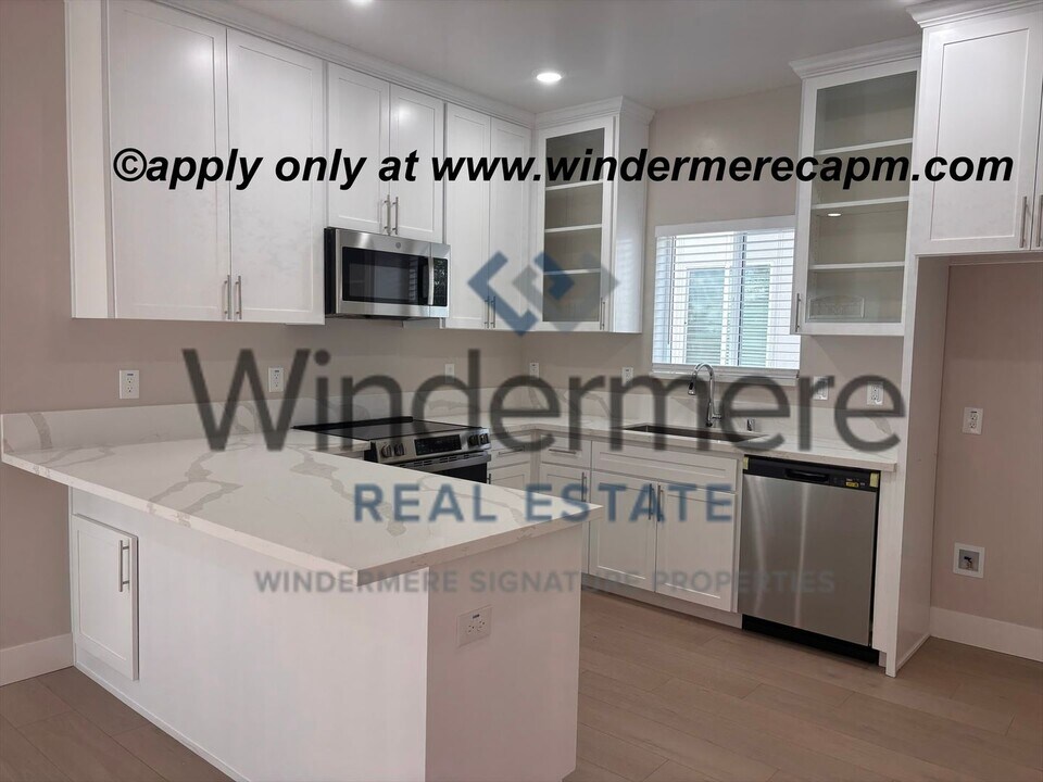 5453 Bradford Dr in Sacramento, CA - Building Photo