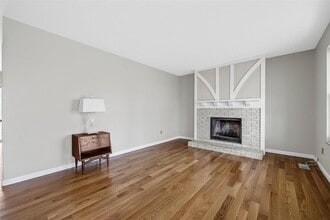 215 Shadyoak Dr in Ballwin, MO - Foto de edificio - Building Photo