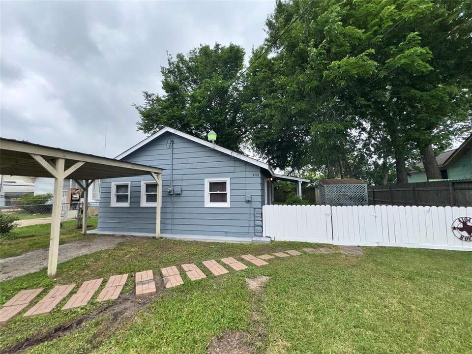 4104 Houx St in Bacliff, TX - Building Photo