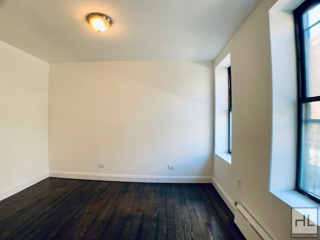 E 14 ST, Unit 23 in New York, NY - Foto de edificio - Building Photo