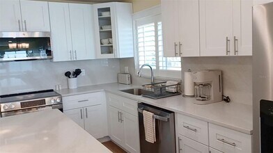 6400 Flotilla Dr in Holmes Beach, FL - Building Photo - Building Photo