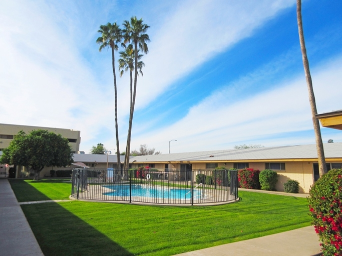 Town & Country Apartments in Mesa, AZ - Building Photo