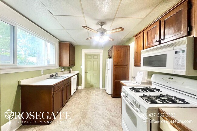 Spacious 4-Bedroom Home in East London – 1 in London, ON - Building Photo - Building Photo