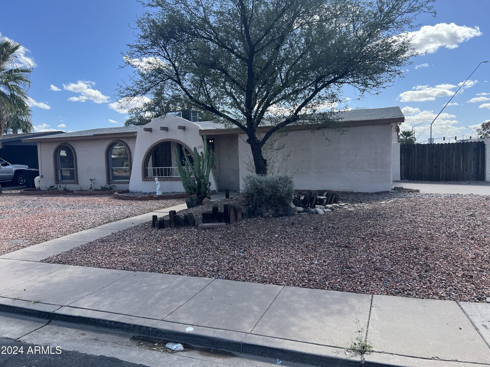 1159 W Emelita Ave in Mesa, AZ - Foto de edificio