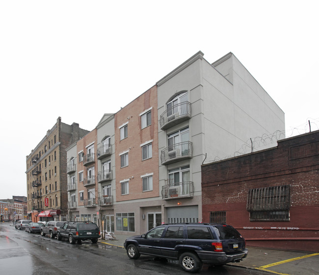 11 Meserole St in Brooklyn, NY - Building Photo - Building Photo