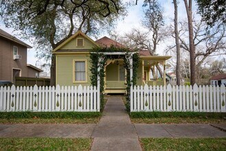 210 5th St N in Texas City, TX - Building Photo - Building Photo