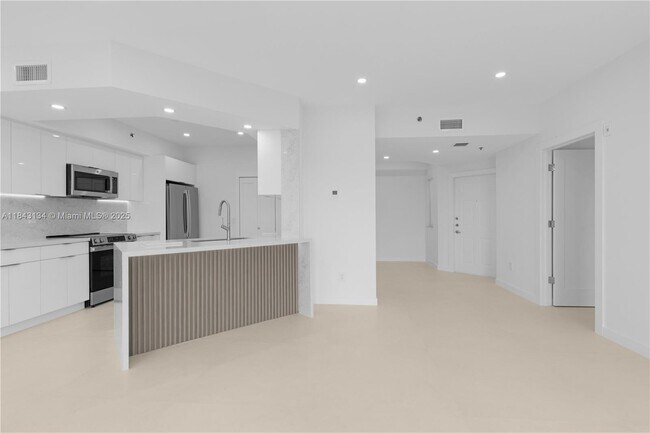 3215 NE 184th St in Aventura, FL - Building Photo - Building Photo