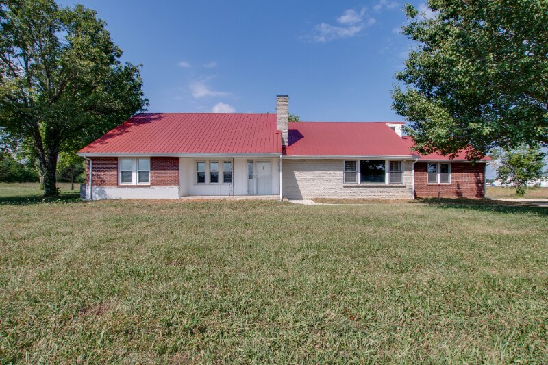 8830 Manchester Pike in Christiana, TN - Foto de edificio