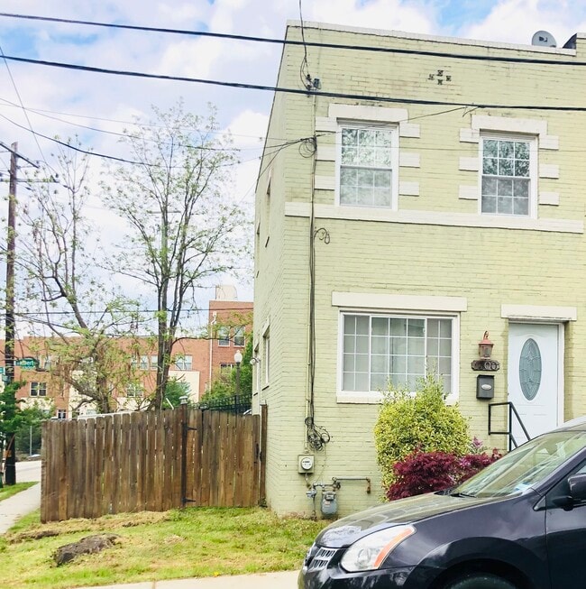 1300 Dexter Terrace SE in Washington, DC - Building Photo - Building Photo