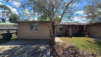 825 Bradley Cir in Lynn Haven, FL - Building Photo