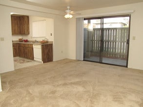 Shadetree North & South in Woodland, CA - Foto de edificio - Building Photo