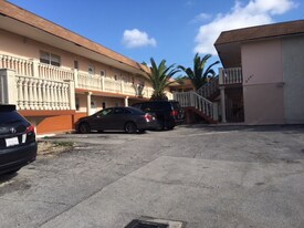 2750 Pierce St, Unit 11 in Hollywood, FL - Building Photo