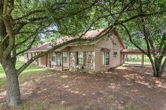 Extensively renovated 4bed,2bath farmhouse on 17 acres!! in College Station, TX - Building Photo - Building Photo