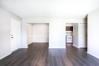 Shadowood Apartments in Warner Robins, GA - Building Photo - Interior Photo
