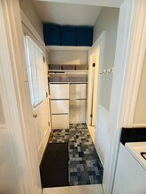 48 Cook St, Unit 1 in Newton, MA - Foto de edificio - Building Photo