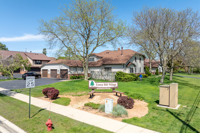 Forest Hill Village in Franklin, WI - Foto de edificio - Building Photo