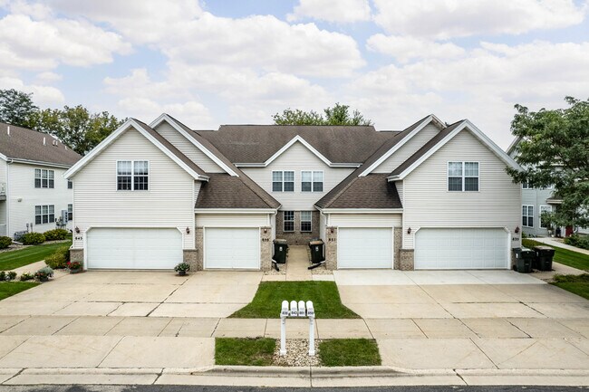 Hunter's Trail in Sun Prairie, WI - Building Photo - Building Photo