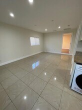 19158 Schoenborn St in Northridge, CA - Foto de edificio - Building Photo