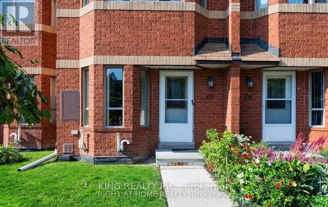 2472 Eglinton Ave E in Toronto, ON - Building Photo - Building Photo