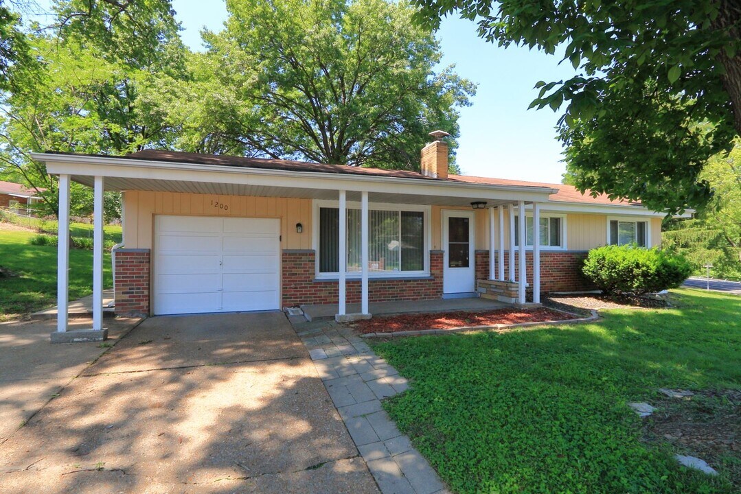 1200 St Cyr Rd in St. Louis, MO - Building Photo