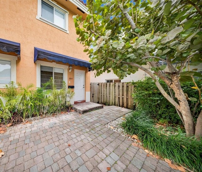 2814 SW 27th St in Miami, FL - Building Photo - Building Photo