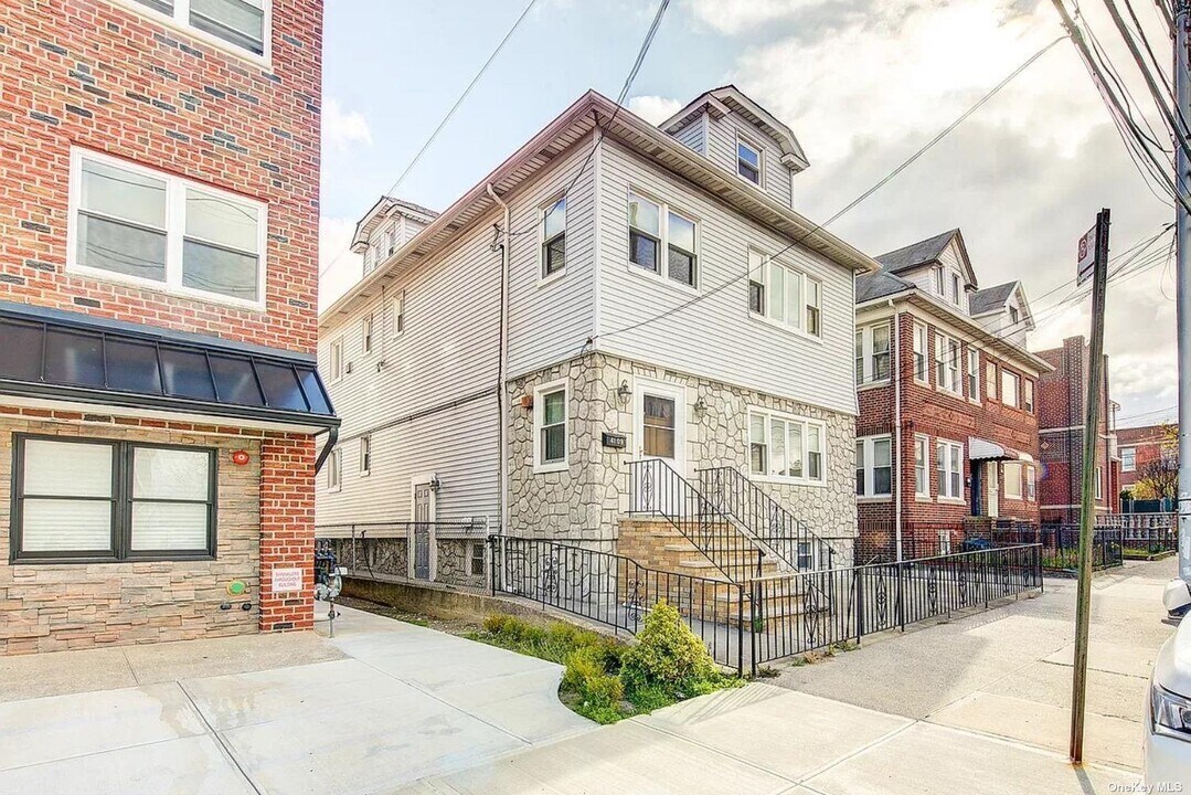 41-09 21st Ave in Queens, NY - Building Photo