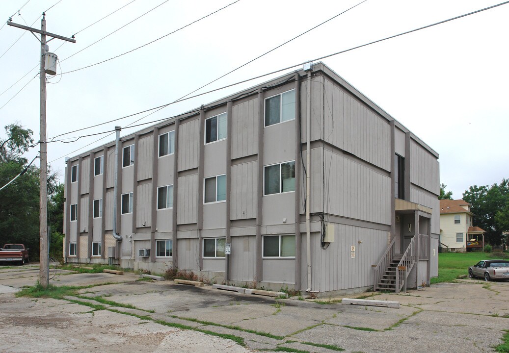 1300 SW Van Buren St in Topeka, KS - Foto de edificio