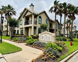 457 Mariners Dr in Kemah, TX - Building Photo