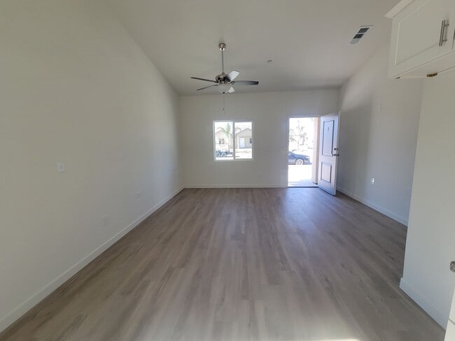 8402 Grandy St, Unit 8402 Grandy Unit A in Bakersfield, CA - Building Photo - Building Photo
