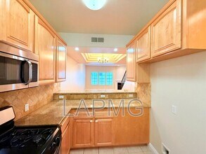 12217 Moorpark St in Los Angeles, CA - Building Photo - Building Photo