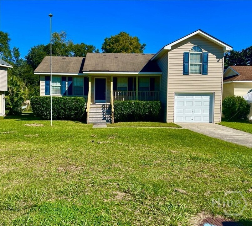 8 S Lake Dr in Savannah, GA - Building Photo