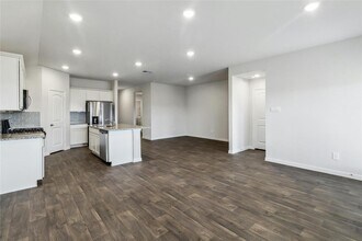 326 Darwin Pl in Lockhart, TX - Building Photo - Building Photo