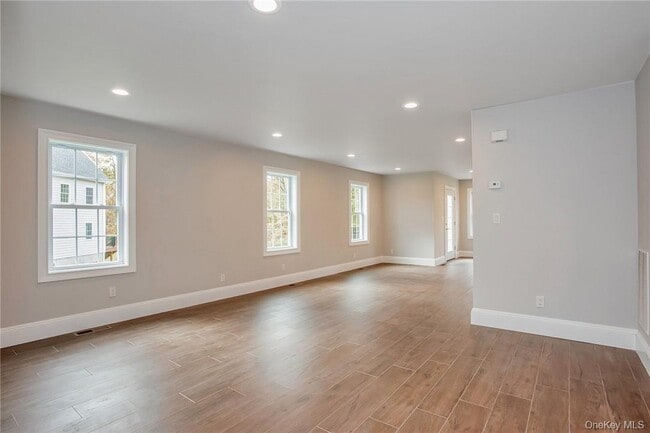 237 Tomahawk St in Baldwin Place, NY - Building Photo - Building Photo