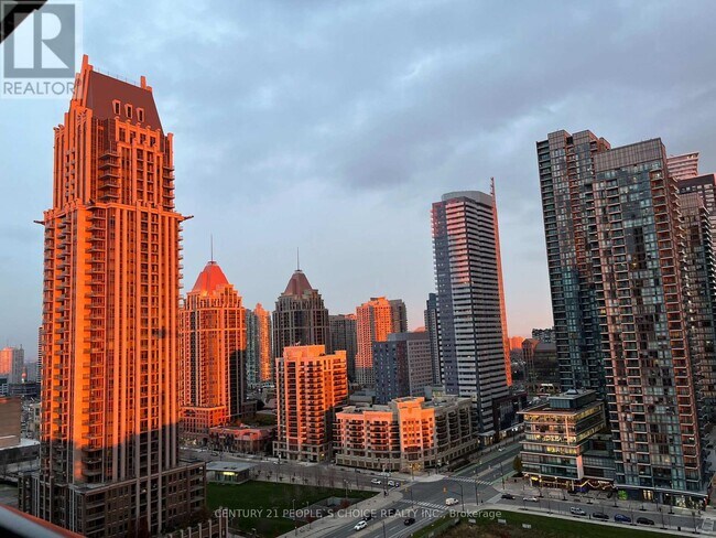 4130 Parkside Village Dr in Mississauga, ON - Building Photo - Building Photo