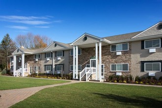 Fairfield Eastbrook Gardens in Bay Shore, NY - Building Photo - Building Photo