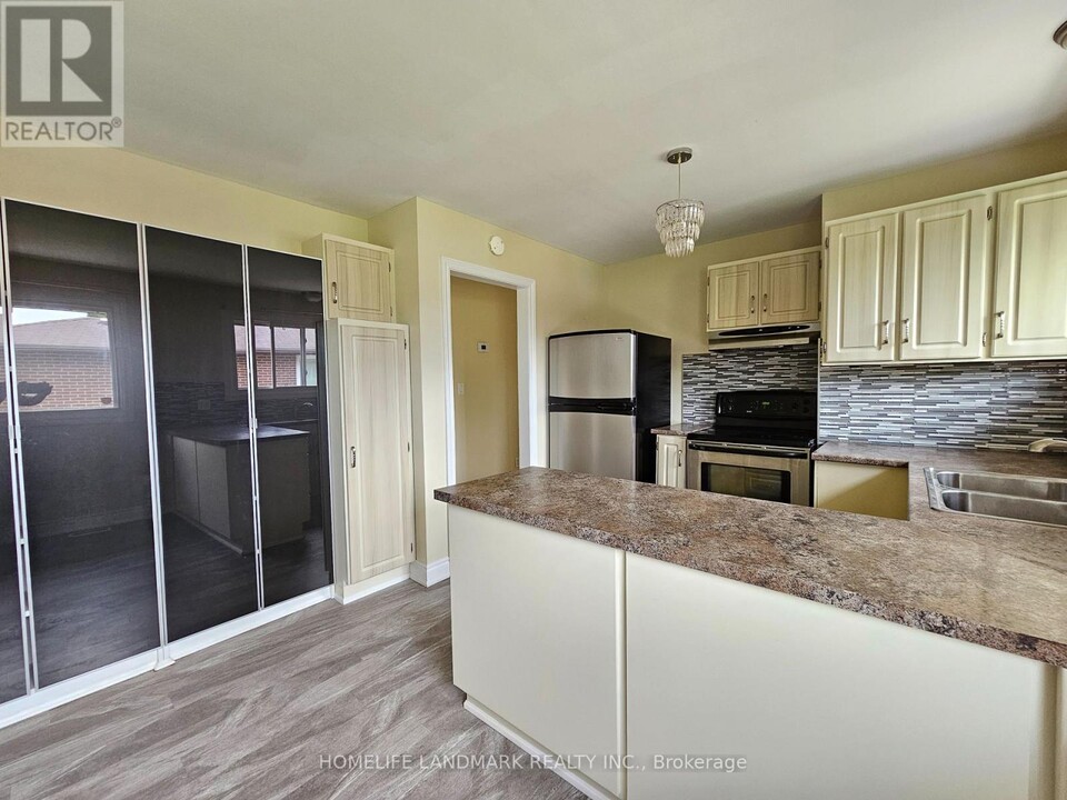 499 Tennyson Ct in Oshawa, ON - Building Photo