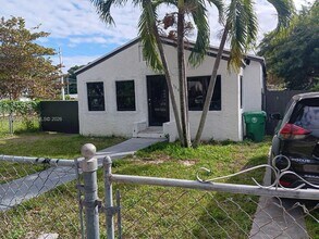 1304 NW 43rd St in Miami, FL - Building Photo - Building Photo