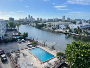 130 S Shore Dr in Miami Beach, FL - Foto de edificio - Building Photo