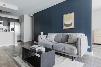 1 E Delaware Pl in Chicago, IL - Building Photo - Building Photo