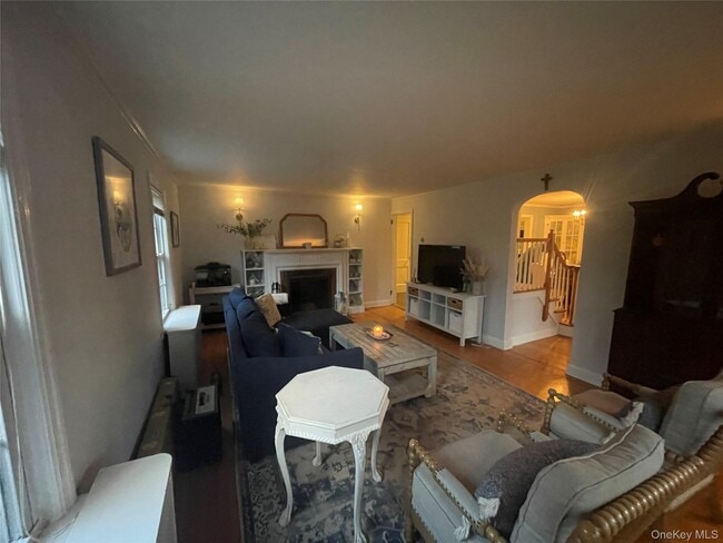 55 Robbins Ave in Amityville, NY - Building Photo - Building Photo