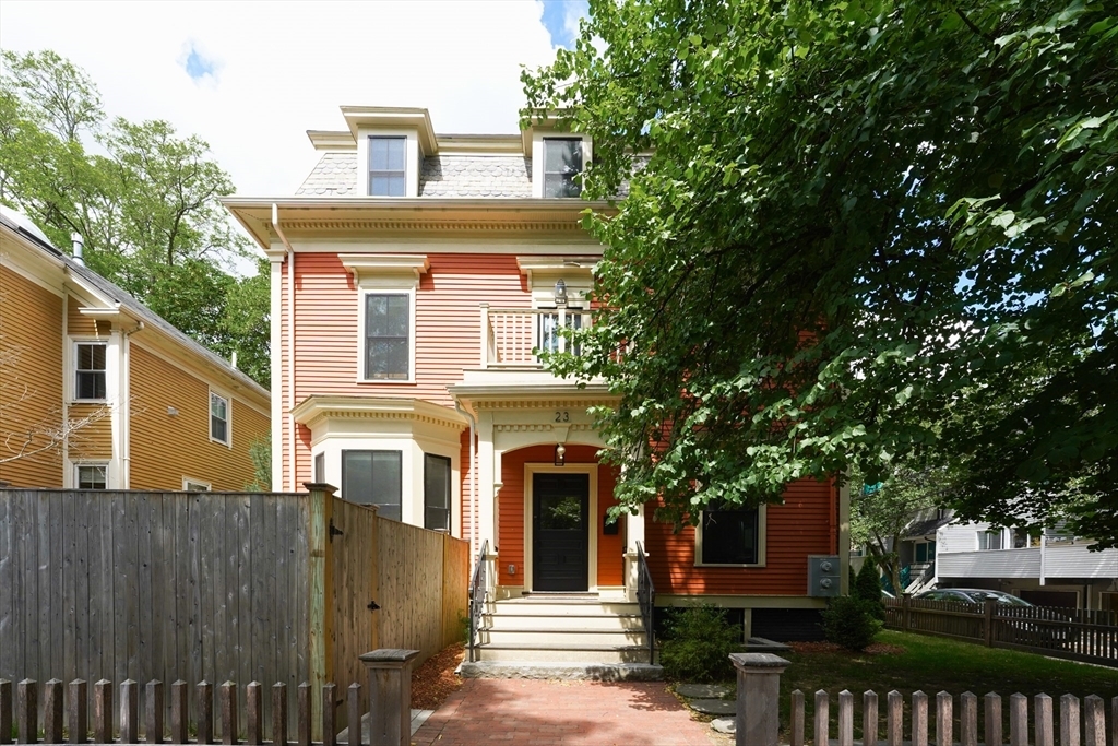 23 Irving St, Unit 1 in Cambridge, MA - Foto de edificio