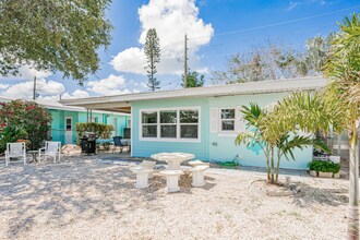 14827 N Bayshore Dr in Madeira Beach, FL - Building Photo - Building Photo
