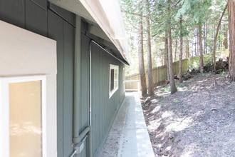 880 High Rd in Crestline, CA - Building Photo - Building Photo
