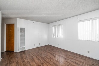 11503 Menlo Ave. in Hawthorne, CA - Foto de edificio - Interior Photo