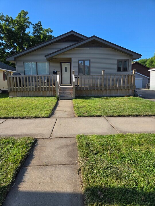 1215 W Mark St in Winona, MN - Foto de edificio