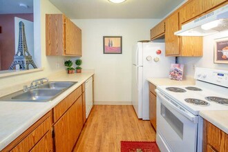 Aspen Park Apartments in Sacramento, CA - Building Photo - Building Photo