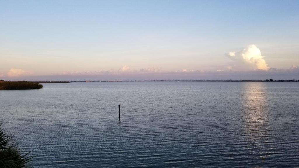 190 Seminole Ln in Cocoa Beach, FL - Foto de edificio