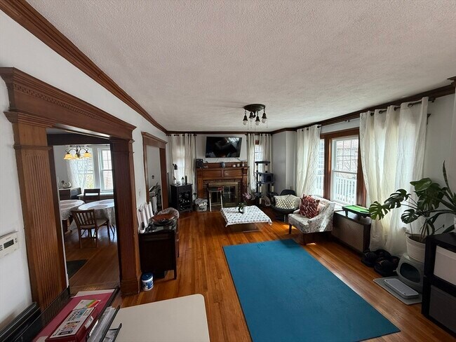 12 Chester Rd in Belmont, MA - Foto de edificio - Building Photo